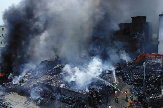 网络上"油漆桶爆炸,切割工浑身着火","油漆桶爆炸,12岁男孩面目全非"